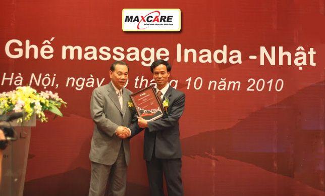 Founder Maxcare Việt Nam - Bác sĩ Nguyễn Xuân Thành nhận chứng nhận nhà phân phối độc quyền từ ngài Nichumi Inada  - Founder của hãng ghế massage Inada