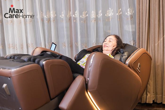 Người cao tuổi sử dụng ghế massage như một liệu pháp thư giãn tinh thần