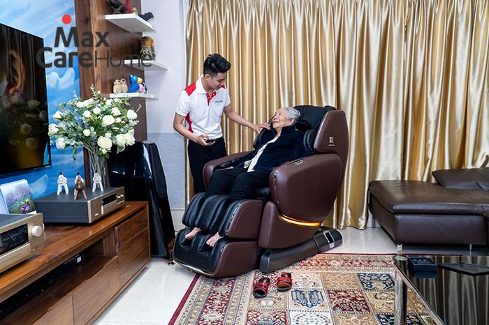 Ghế massage toàn thân giúp chăm sóc sức khỏe người trung niên và người cao tuổi hiệu quả