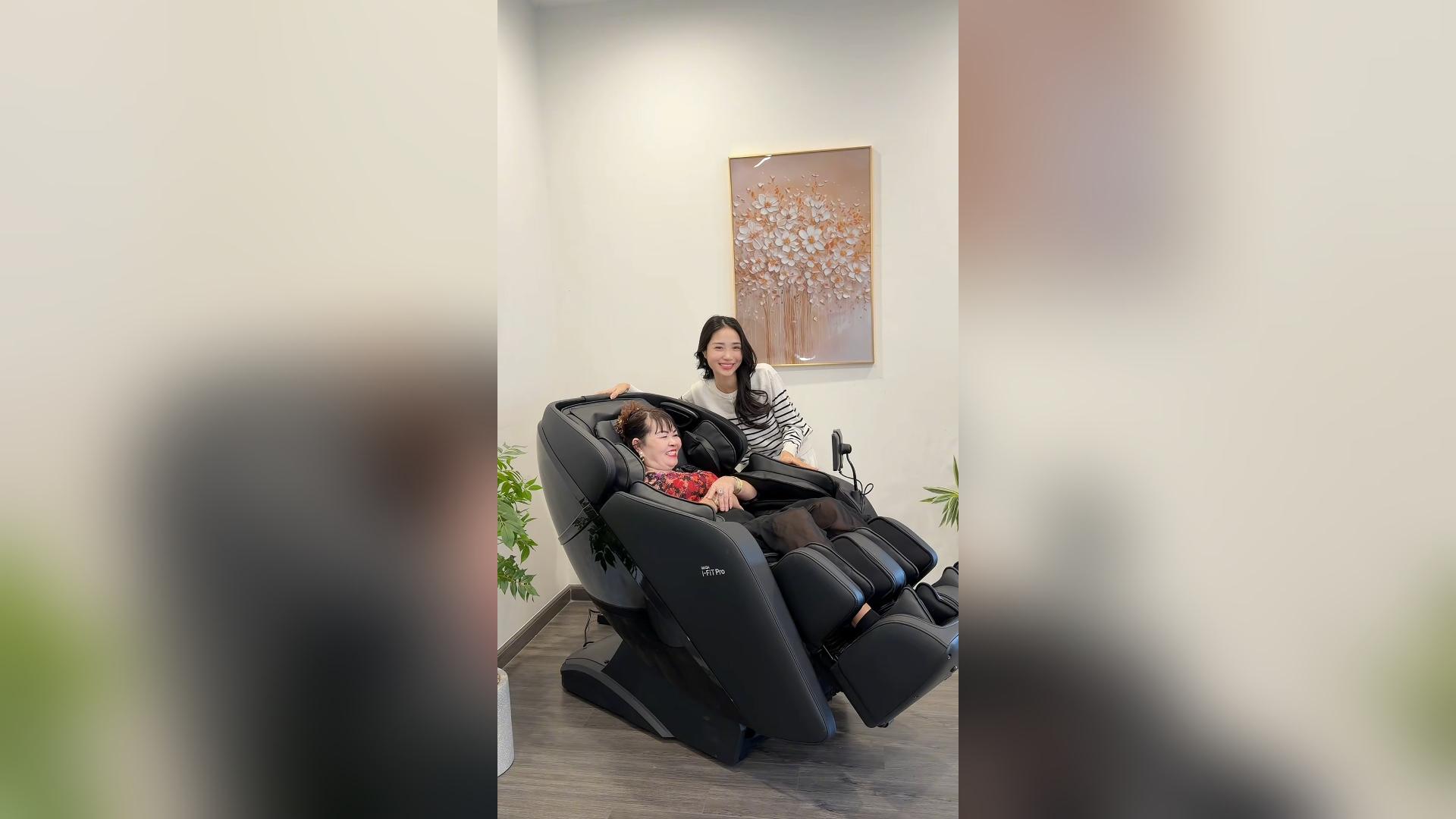 Nhà Sườn Sóc đã tin chọn Ghế massage trị liệu Family Inada iFIT Pro làm quà tết tặng mẹ
