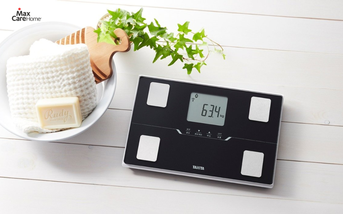 Cân phân tích chỉ số cơ thể giúp cha mẹ chủ động theo dõi sức khỏe tại nhà.