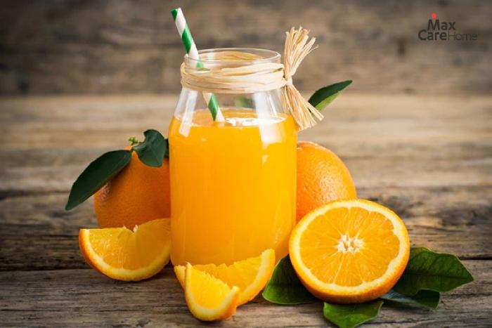 Nước cam là nguồn bổ sung Vitamin C phổ biến cho người đau mỏi vai gáy