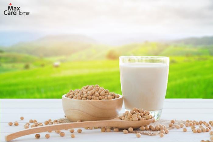 Sữa đậu nành cung cấp lượng lớn Calci giúp người đau mỏi vai gáy cải thiện sức khỏe xương