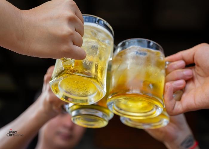 Uống rượu bia có thể gây đau mỏi vai gáy nặng hơn