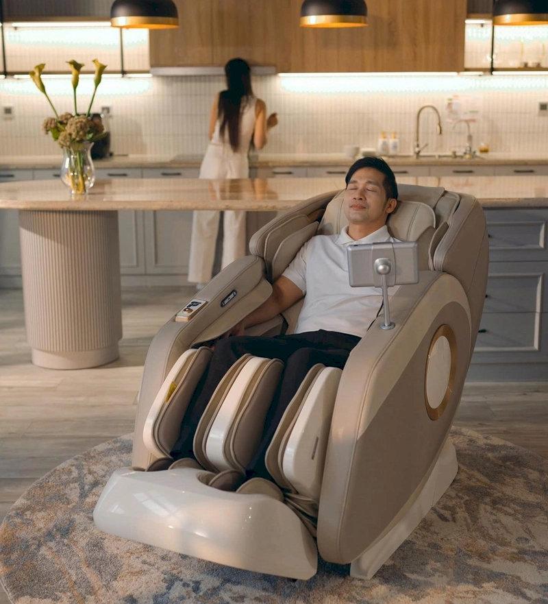 Ghế massage toàn thân AI Maxcare Max4D HiPlus có giá khoảng 45.800.000 VNĐ tại Maxcare Home