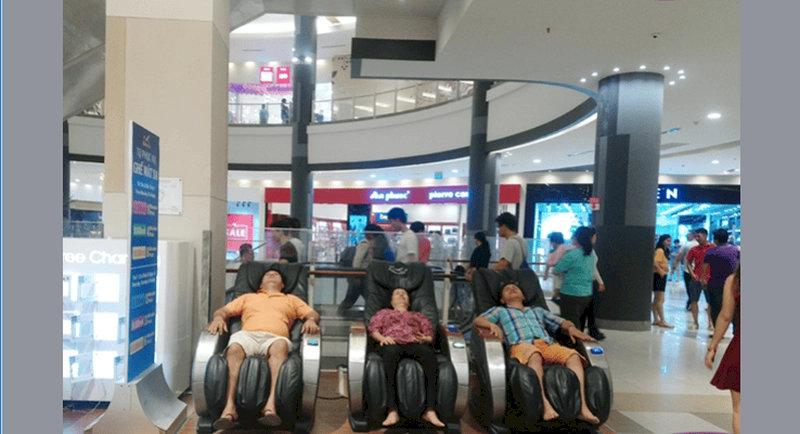 Ghế massage siêu thị thường sở hữu hệ thống con lăn thô cứng, dễ gây chấn thương cột sống cho người sử dụng