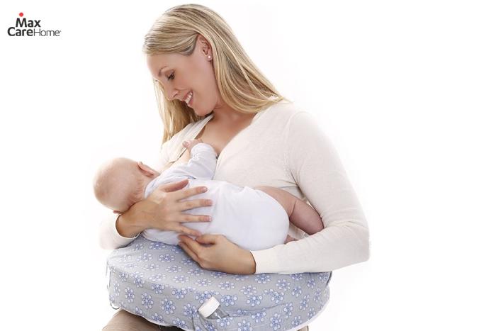 Cho trẻ bú đúng cách giúp hạn chế đau mỏi vai gáy sau sinh