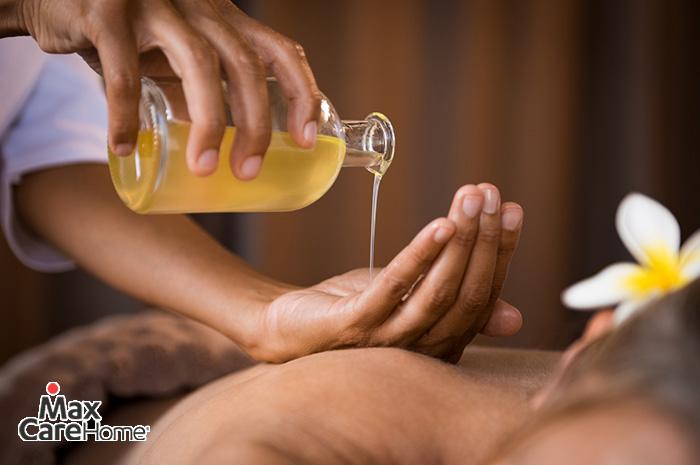 Massage làm nóng cơ cùng với tinh dầu