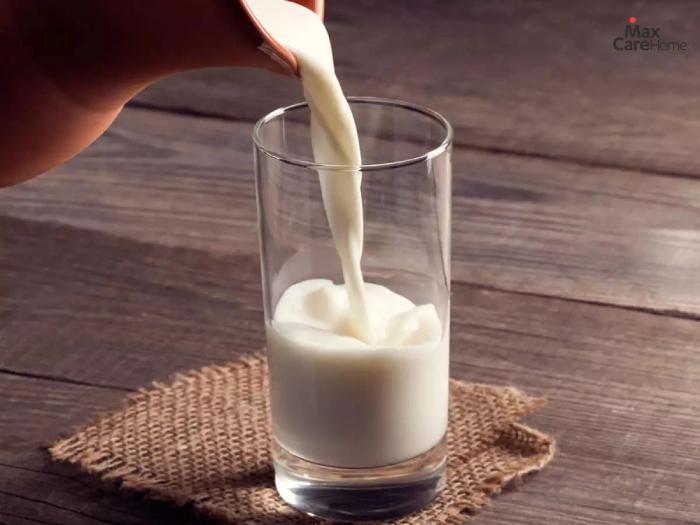 Người bệnh có thể uống sữa để bổ sung Canxi cho cơ thể